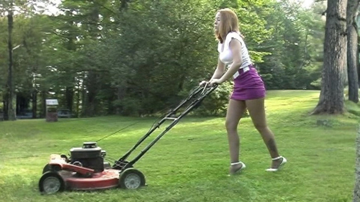 Danielle Lawn 01 Trailer